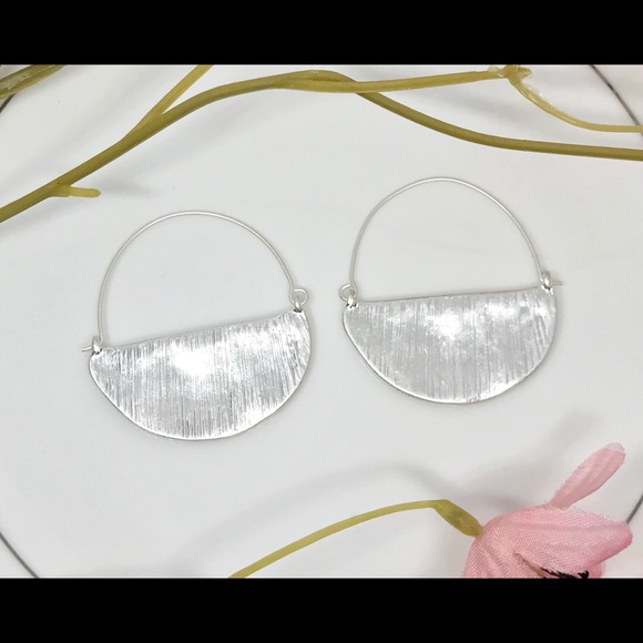 NEW ππΈ Silver Crescent Hoop Style Earrings - Picture 3 of 3